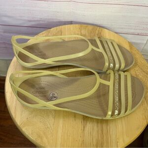 Crocs Isabella Strappy Pale Yellow Beige Gold Tone Glitter Accents Sandals Sz8